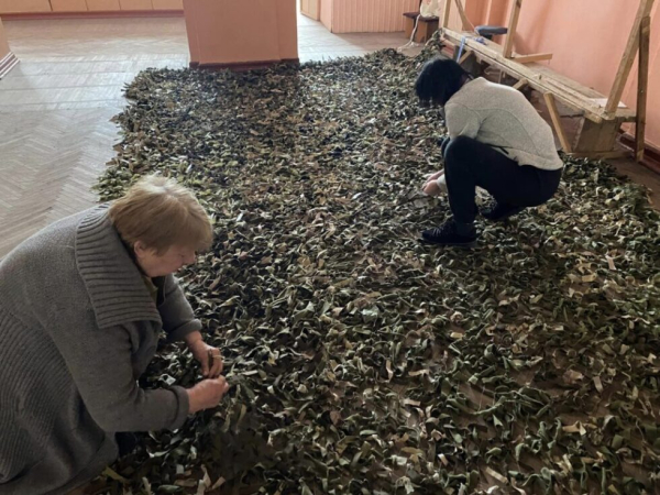 Конотопські волонтери продовжують плести маскувальні сітки – Суми та область