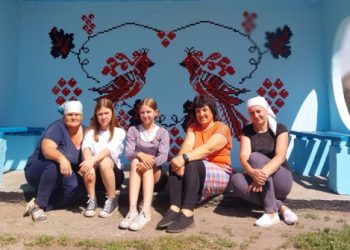 У селі на Глухівщині місцеві жителі розмалювали зупинку в українському стилі – Суми та область