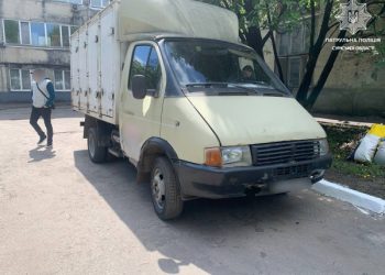 У Сумах водій ГАЗа врізався у припаркований легковик і залишив місце ДТП – Суми та область