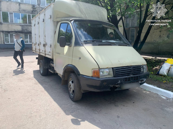 У Сумах водій ГАЗа врізався у припаркований легковик і залишив місце ДТП – Суми та область