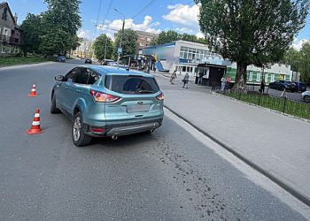 У Сумах водійка Ford Escape виїхала на тротуар і наїхала на жінку – Суми та область