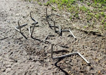 “А щоб не їздили тут!”: Вздовж однієї з вулиць приватного сектору у Глухові розкидали металеві їжаки – Суми та область