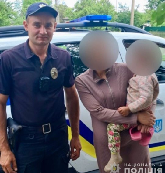 На Сумщині шукали батьків 2-річної дівчинки, яка сама гуляла вулицями – Суми та область