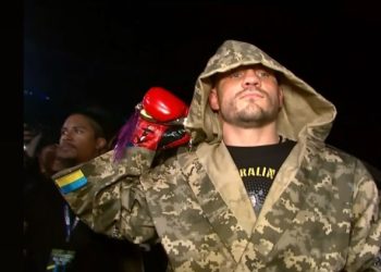 Переможні вишиванки: на бій за звання чемпіону світу боксер Денис Берінчик вийшов у патріотичному халаті від відомої сумської дизайнерки – Суми та область