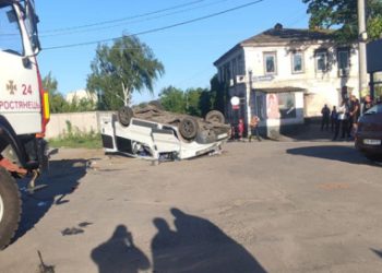 У центрі Тростянця перекинулося авто – Суми та область