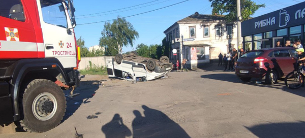 У центрі Тростянця перекинулося авто – Суми та область