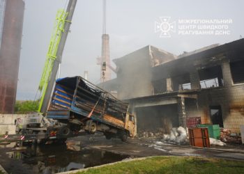 У Ромнах другий день триває ліквідація наслідків масштабної пожежі на підприємстві – Суми та область