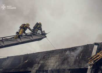 У Ромнах горить підприємство, яке постачало берці для ЗСУ – Суми та область