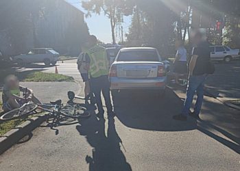У Сумах водій автівки, здаючи назад, збив літнього велосипедиста – Суми та область