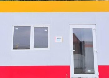 В Одессе установили странное укрытие со стеклами