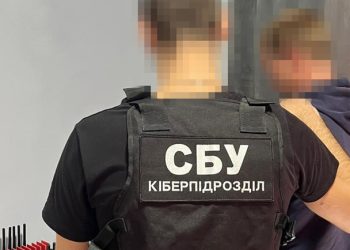 В Украине разоблачили ботофермы, которые помогали РФ “разгонять” фейки и взламывать телефоны воинов ВСУ