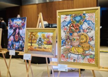 Дві учениці Конотопської дитячої художньої школи продали свої картини на підтримку дітей Авдіївки – Суми та область