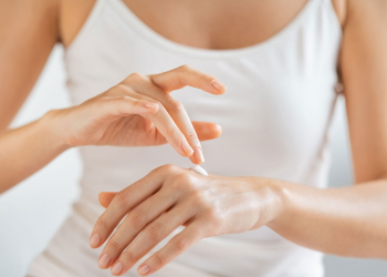 Як захистити шкіру рук від шкідливого впливу миючих засобів