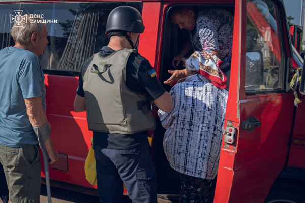 Рятувальники допомогли в евакуації людей із Білопілля – Суми та область