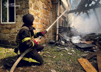 Рятувальники ліквідували пожежу, яка виникла через ворожий обстріл на Глухівщині – Суми та область