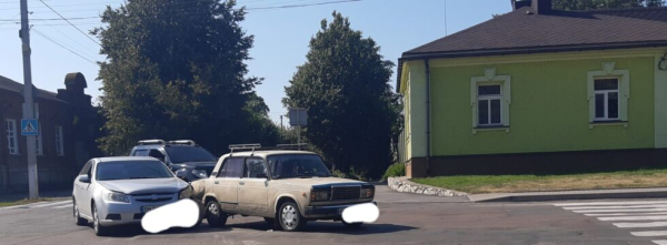 У Глухові вранці не розминулися дві автівки – Суми та область