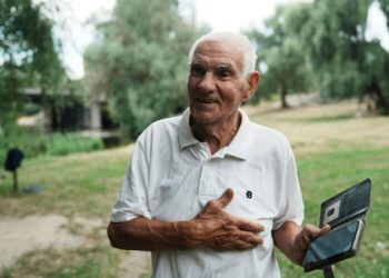 У Сумах 86-річний чоловік власноруч облаштував спуск до води на пляжі – Суми та область