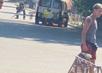 У Сумах біля Центрального ринку горить бус – Суми та область