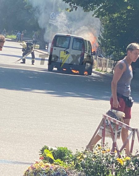 У Сумах біля Центрального ринку горить бус – Суми та область