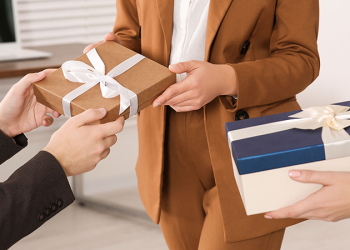 Ідеї для корпоративних подарунків для віддалених працівників: як зберегти зв’язок