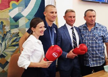 Олександр Хижняк та його батько і тренер отримали 1,5 млн грн від Полтавської міської ради • Бокс •