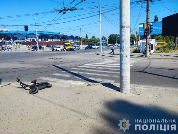 У центрі Сум чоловік на електросамокаті збив жінку – Суми та область