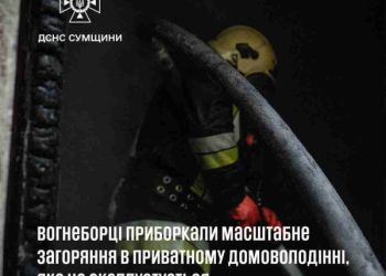 У Лебедині вночі гасили пожежу в покинутому приватному домоволодінні – Суми та область