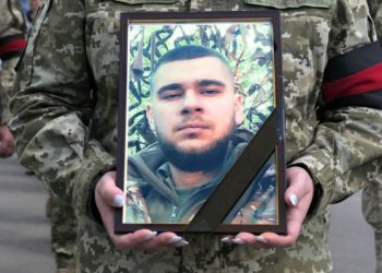 “У нього мало бути весілля. Але не встиг”. У місті Дружба прощались з військовослужбовцем Олександром Черторижським – Суми та область
