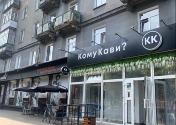 У Шостці біля кав’ярні шматок фасаду впав на дитячий візок – Суми та область