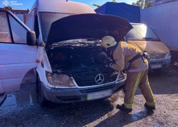 У Сумах ліквідували загоряння Mercedes-Benz «Sprinter» – Суми та область