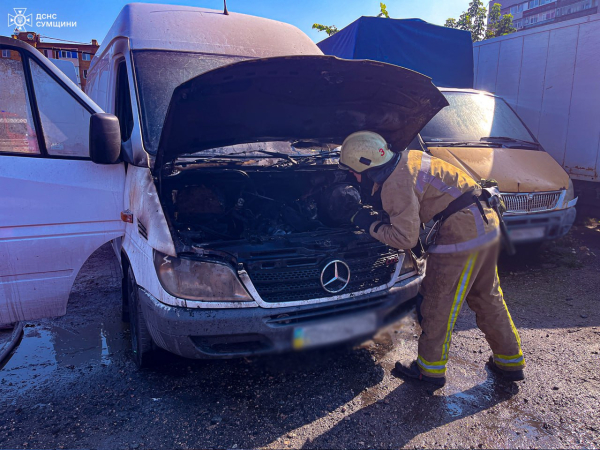 У Сумах ліквідували загоряння Mercedes-Benz «Sprinter» – Суми та область