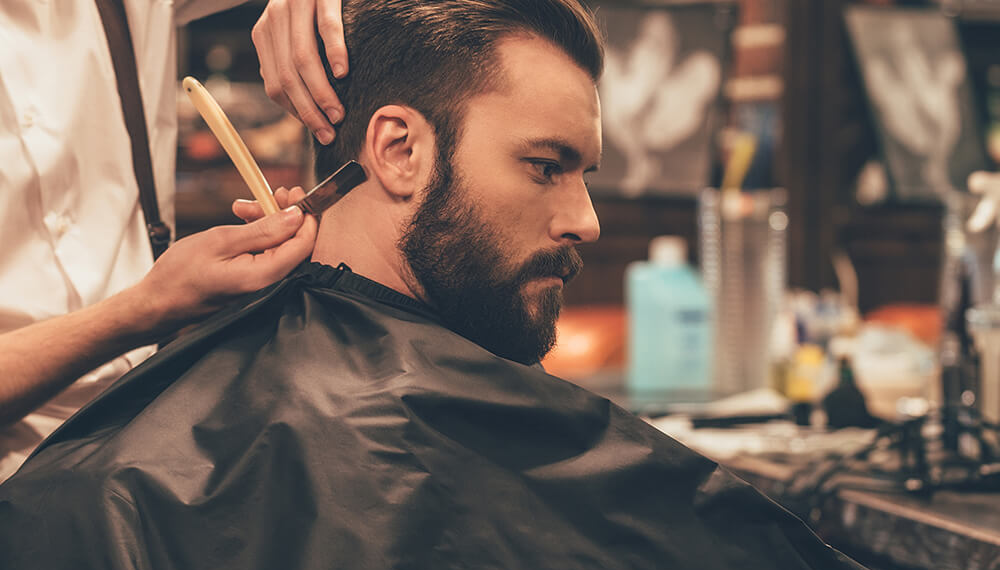 Где лучше сделать мужскую стрижку в парикмахерской или барбершопе?