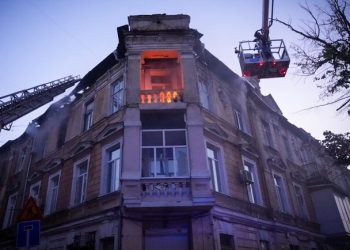 Во время ракетного удара в Одессе снова загорелся дом на Софиевской: подробности (обновлено)