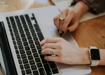 Довідка про доходи: як замовити через Дію та портал ПФУ | Економіка