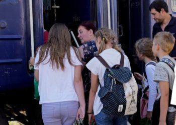 Евакуаційний потяг із Шостки до Києва. Історії тих, хто за ніч зібрав усе життя в одну валізу – Суми та область