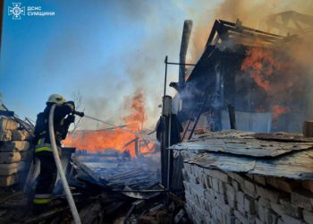 На Шосткинщині через ворожі удари вирувала пожежа у приватному секторі – Суми та область