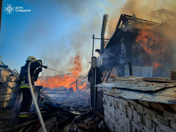 На Шосткинщині через ворожі удари вирувала пожежа у приватному секторі – Суми та область
