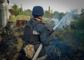 На Шосткинщині рятувальники вкотре приборкували наслідки ворожих авіаударів – Суми та область