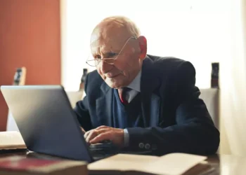 Пенсія за кордоном: як українцям зберегти свої виплати | Економіка