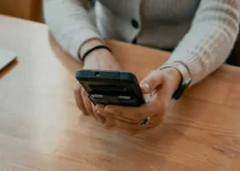 Раптові збої та реклама: 6 ознак вірусу на смартфоні, які не можна ігнорувати | Економіка