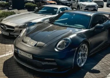 Столичний супермаркет перетворився на парковку для мільйонерів – Автоновини