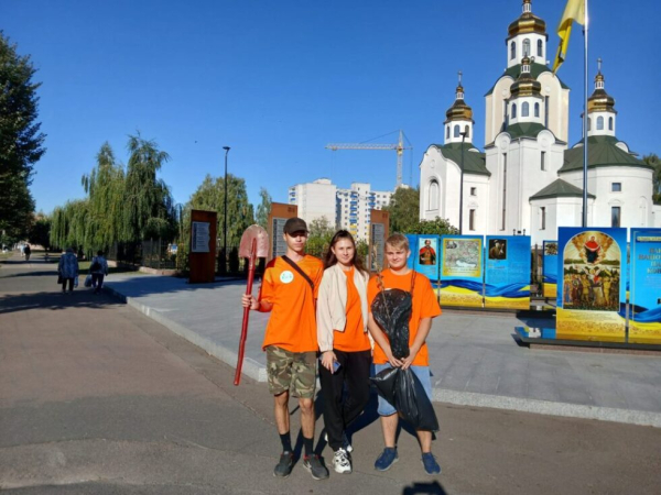 У Конотопі молодь висадила саджанці в рамках благодійної акції “Посади дерево Миру” – Суми та область