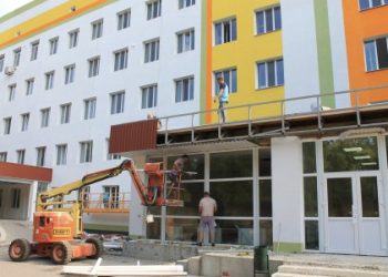 У Тростянці триває відбудова пошкодженої обстрілами лікарні – Суми та область