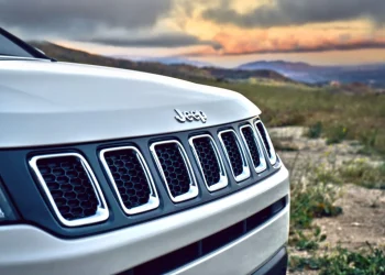 Електричний Jeep Compass готується до офіційного дебюту: перший тизер – Автоновини