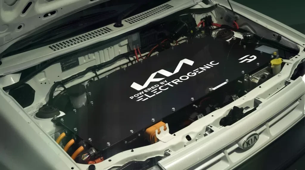 Kia перетворила хетчбек 1996 року на електрокар із «механікою» – Автоновини