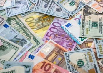 Курс валют в Украине 15 октября 2024: сколько стоит доллар и евро
