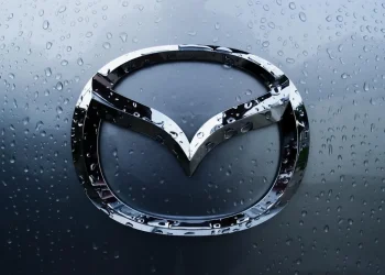 Mazda показала перше фото автомобіля з гігантським логотипом – Автоновини