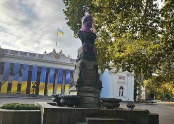 На Биржевой площади в Одессе голову Пушкину накрыли розовым пакетом