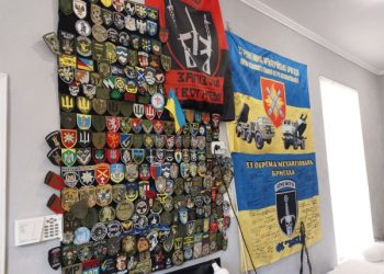 “Сукні почекають до перемоги”. Сумська майстриня виготовляє військові шеврони – Суми та область