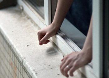У Глухові дівчина випала з вікна багатоповерхівки – Суми та область